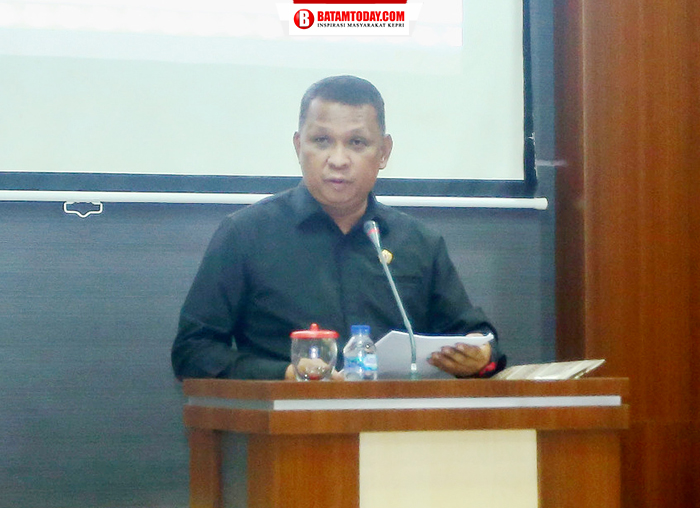 Amat Yani, Ketua Bapemperda DPRD Anambas saat membacakan laporan proses pembentukan Ranperda